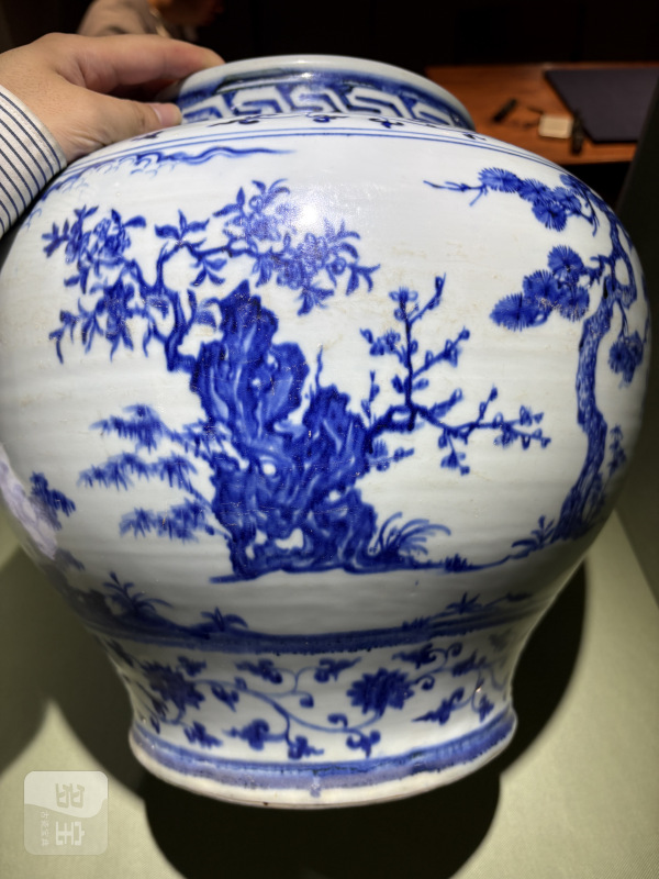 明早期 青花缠枝花卉三清对弈图大罐 - 图8